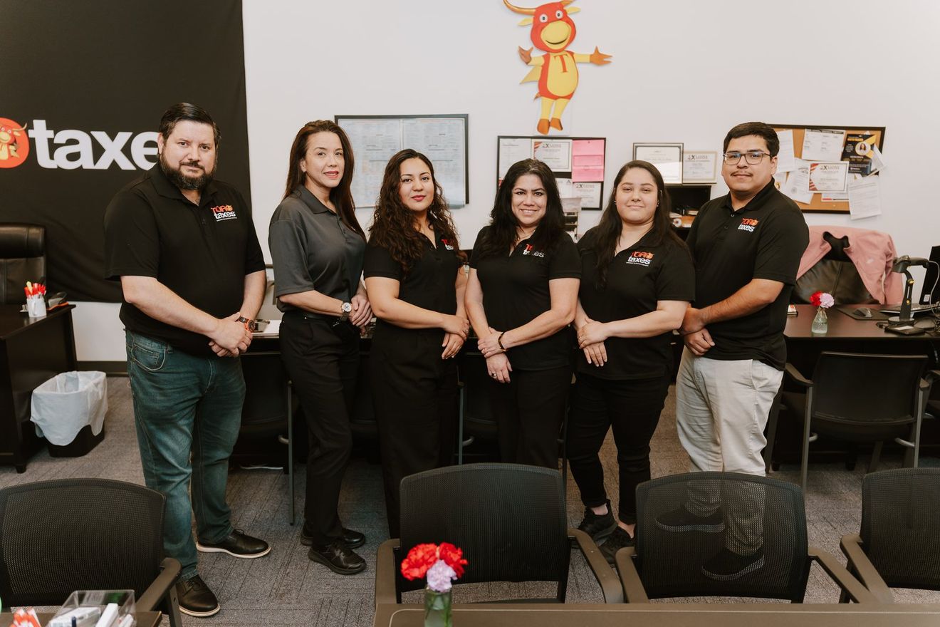 Equipo de Toro Taxes en la oficina de Warr Acres, OK